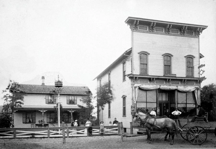 East Dundee bar/hotel building, 